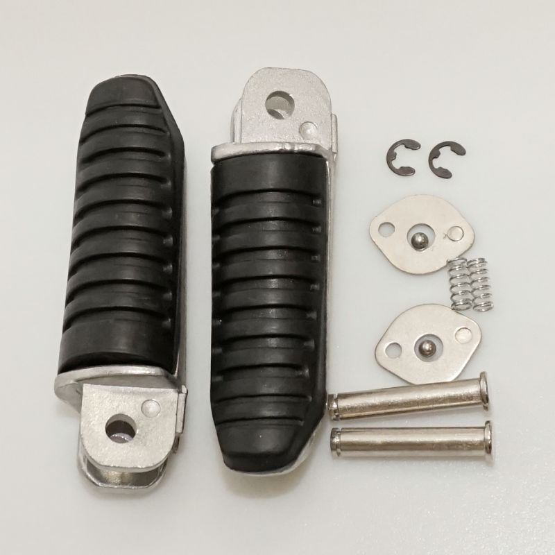 Set poggiapiedi passeggero completo di attacchi compatibilità GSF/GSX 400 '91-97, GSF 600/1200 '96-00, GSXR 1100 '89-98, GSX 750F '93-05, RF 600/900 ' 93 -98