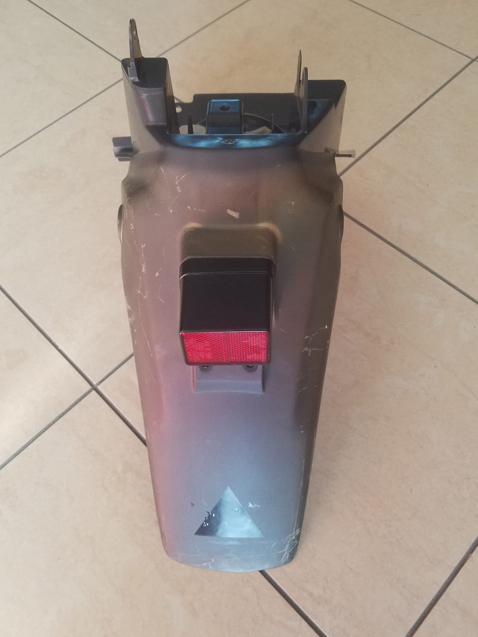 PARAFANGO POSTERIORE + LUCE TARGA USATO ORIGINALE SUZUKI EPICURO 125-150 99-01