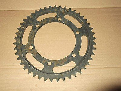 CORONA CHIARAVALLI 45 DENTI COD. 498 PASSO 525 PER SUZUKI-KAWASAKI 750 ZR-7S 99>
