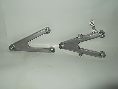 COPPIA PIASTRE POGGIA PIEDI ANTER.  ORIGINALE YAMAHA USATO PER YZF-R1 2002-2003