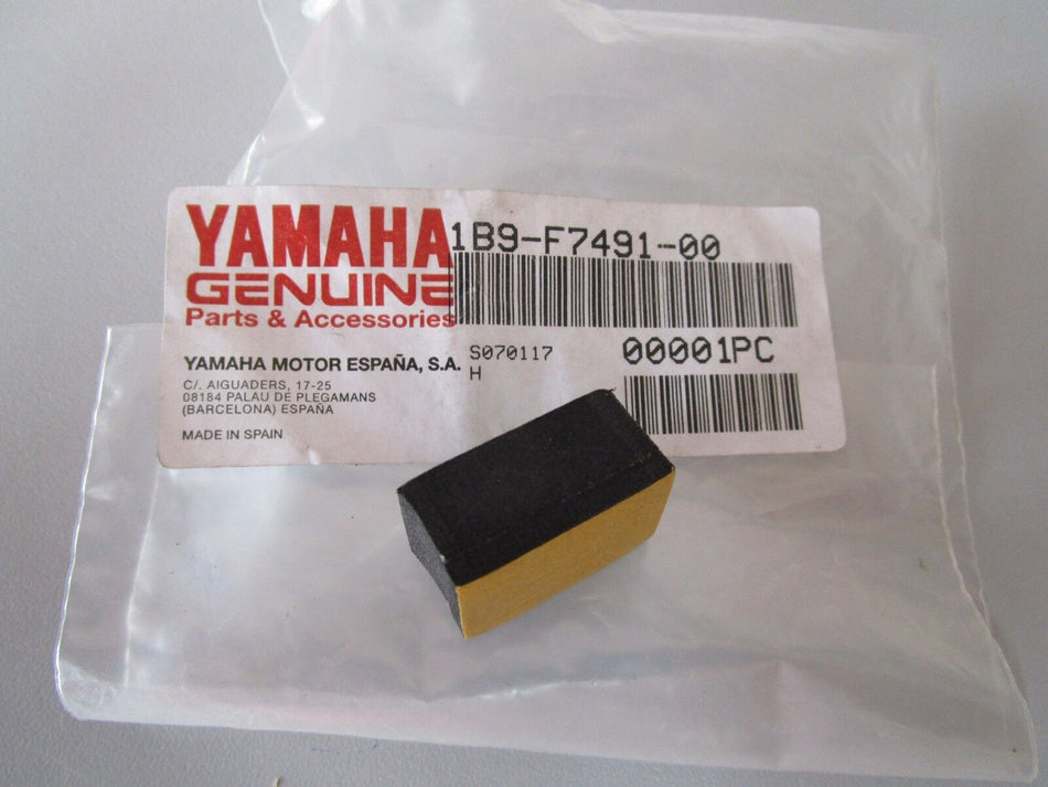 TAMPONE PROTEZIONE PEDANE POSTERIORI ORIGINALE YAMAHA PER X-MAX 125 250